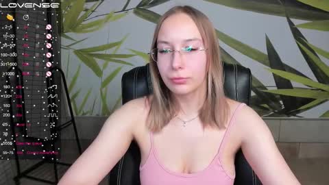 Snapshot of dina_sunshine chatting on March 8, 12:52 am Dina online show from March 8, 12:52 am