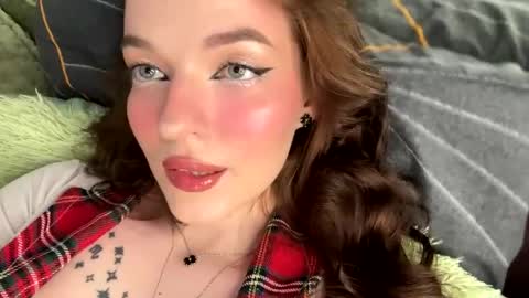 Snapshot of diora_vibe chatting on June 5, 7:19 pm Diora Sam online show from June 5, 7:19 pm