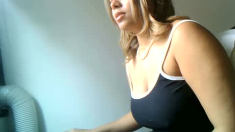 Snapshot of diosadeluniverso_ chatting on October 15, 1:00 pm diosadeluniverso_ online show from October 15, 1:00 pm