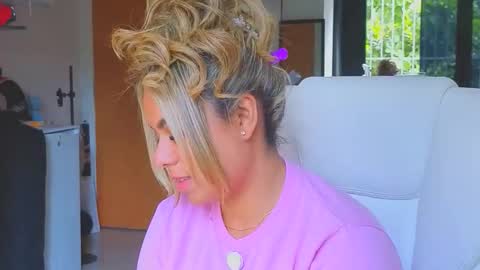 Snapshot of diosadeluniverso_ chatting on February 12, 7:09 pm diosadeluniverso_ online show from February 12, 7:09 pm