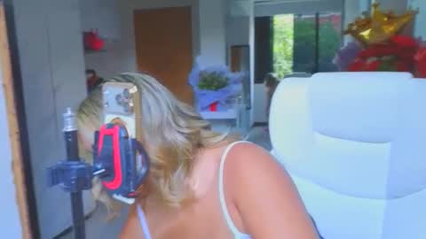 Snapshot of diosadeluniverso_ chatting on February 13, 12:12 pm diosadeluniverso_ online show from February 13, 12:12 pm