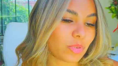 Snapshot of diosadeluniverso_ chatting on March 7, 9:45 pm diosadeluniverso_ online show from March 7, 9:45 pm