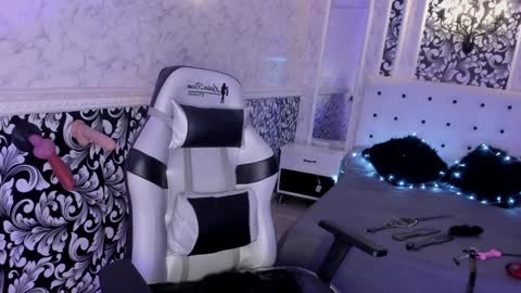 Snapshot of dirty_foxy chatting on December 7, 7:49 am Violet online show from December 7, 7:49 am