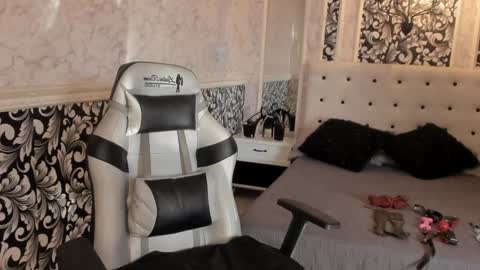 Snapshot of dirty_foxy chatting on January 20, 8:50 pm Violet online show from January 20, 8:50 pm