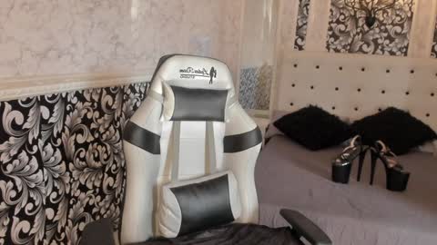 Snapshot of dirty_foxy chatting on January 21, 8:32 pm Violet online show from January 21, 8:32 pm