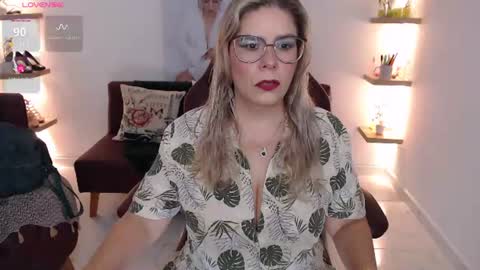 Snapshot of diva_milf chatting on June 10, 7:13 pm Diva online show from June 10, 7:13 pm