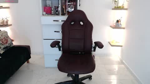 Snapshot of diva_milf chatting on June 18, 9:19 pm Diva online show from June 18, 9:19 pm