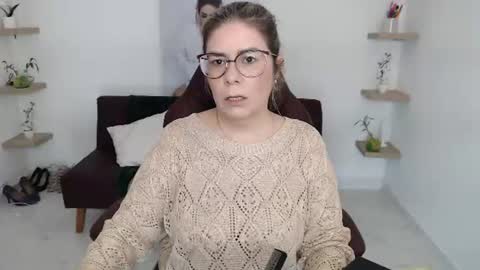 Snapshot of diva_milf chatting on June 21, 3:03 pm Diva online show from June 21, 3:03 pm