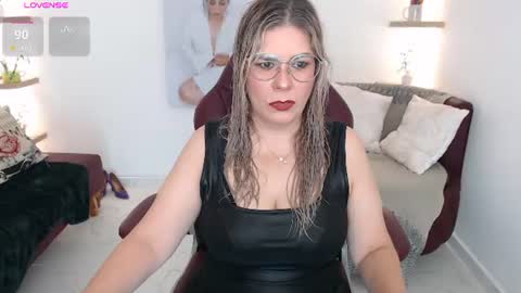 Snapshot of diva_milf chatting on June 24, 8:19 pm Diva online show from June 24, 8:19 pm