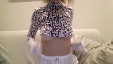 Snapshot of divine_creature chatting on January 15, 9:09 pm divine_creature online show from January 15, 9:09 pm