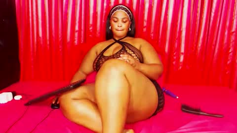 Snapshot of divinebooty93 chatting on May 9, 12:32 pm divinebooty93 online show from May 9, 12:32 pm