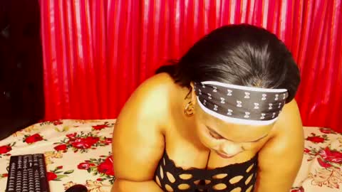 divinebooty93 online show from August 6, 12:23 am