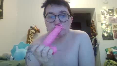 Snapshot of divinecherrypie chatting on January 22, 10:37 pm divinecherrypie online show from January 22, 10:37 pm