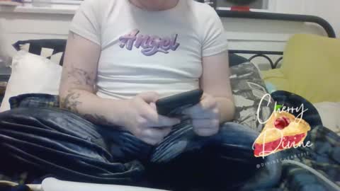 Snapshot of divinecherrypie chatting on January 31, 2:37 am divinecherrypie online show from January 31, 2:37 am