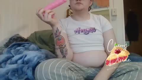Snapshot of divinecherrypie chatting on January 31, 6:57 pm divinecherrypie online show from January 31, 6:57 pm