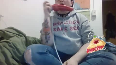 Snapshot of divinecherrypie chatting on February 1, 11:37 pm divinecherrypie online show from February 1, 11:37 pm
