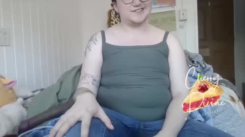 Snapshot of divinecherrypie chatting on February 3, 8:57 pm divinecherrypie online show from February 3, 8:57 pm
