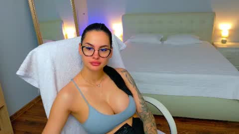 Snapshot of divineluxe chatting on July 14, 7:13 am Ivory Blue. online show from July 14, 7:13 am
