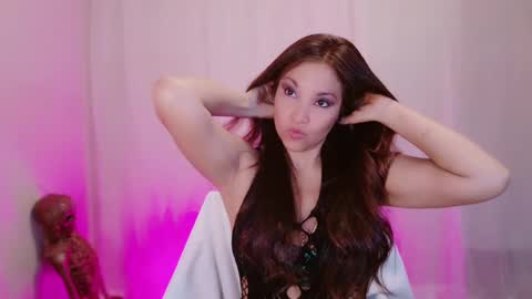 DivineLynn online show from March 10, 6:01 pm