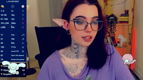 dixipixi_ online show from January 5, 11:48 am