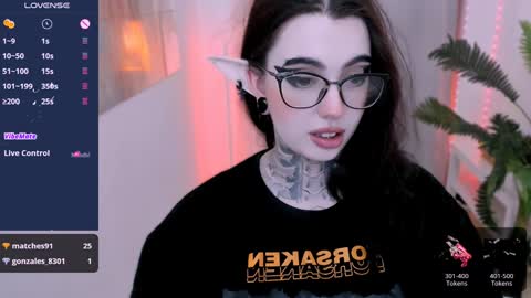 dixipixi_ online show from January 25, 8:53 am