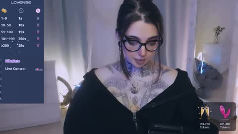 dixipixi_ online show from April 9, 5:51 am