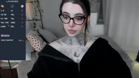 dixipixi_ online show from May 8, 7:36 am