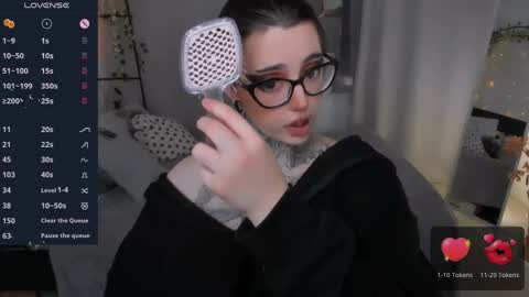 dixipixi_ online show from May 13, 5:38 am