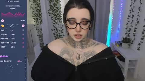 dixipixi_ online show from May 15, 5:47 am