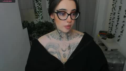 dixipixi_ online show from May 24, 5:34 am