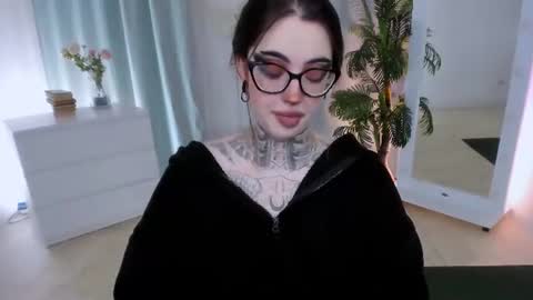 dixipixi_ online show from June 18, 5:41 am