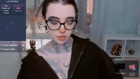 dixipixi_ online show from July 18, 5:44 am