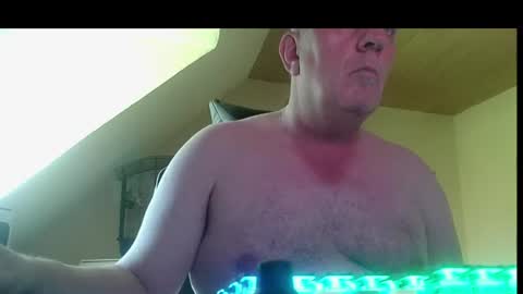 Snapshot of doggy2629 chatting on June 20, 8:17 am doggy2629 online show from June 20, 8:17 am