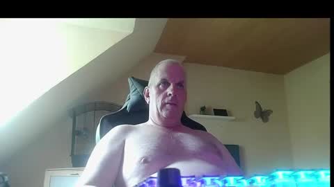 Snapshot of doggy2629 chatting on June 21, 8:39 am doggy2629 online show from June 21, 8:39 am