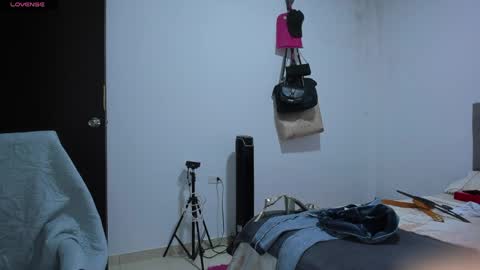 Snapshot of doll_andrea_ chatting on May 16, 12:29 am ANDREA online show from May 16, 12:29 am