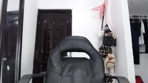 Snapshot of doll_dollys_ chatting on January 7, 8:21 pm doll_dollys_ online show from January 7, 8:21 pm