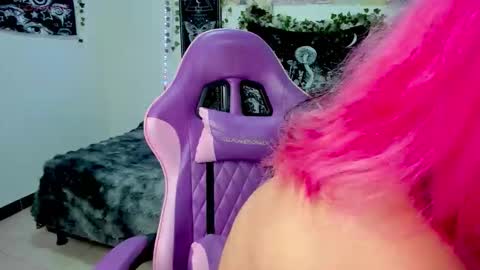 Snapshot of dolly_bones chatting on October 18, 2:58 am dolly_bones online show from October 18, 2:58 am