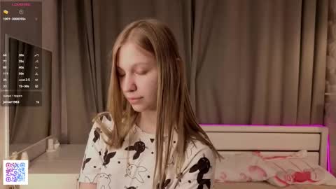 Snapshot of dollyburruss chatting on October 23, 6:17 pm Emilia online show from October 23, 6:17 pm