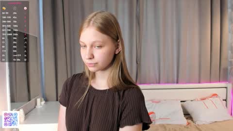 Snapshot of dollyburruss chatting on October 30, 4:47 am Emilia online show from October 30, 4:47 am