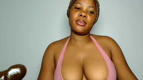 Snapshot of domina_veloura27 chatting on June 23, 10:19 pm laura online show from June 23, 10:19 pm