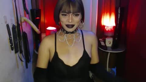 Snapshot of dominantrix_diannaxxx chatting on November 11, 5:51 am diana online show from November 11, 5:51 am