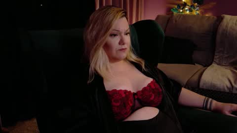 Snapshot of dominasadique chatting on December 4, 9:56 pm SADE online show from December 4, 9:56 pm