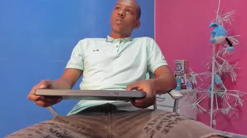 Snapshot of dominic_roux chatting on January 18, 3:09 am dominic online show from January 18, 3:09 am