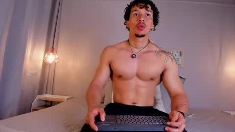 Snapshot of dominik_drake chatting on May 22, 2:08 am Dominik Drake online show from May 22, 2:08 am