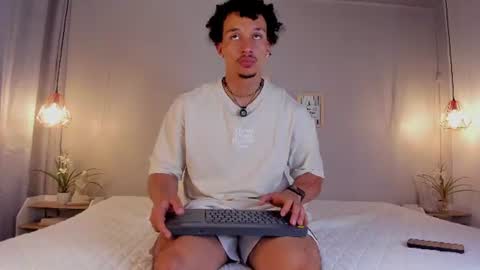 Snapshot of dominik_drake chatting on June 11, 12:25 pm Dominik Drake online show from June 11, 12:25 pm