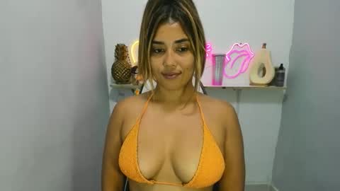 dona_tella online show from April 7, 9:15 pm