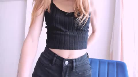 Snapshot of donteatcats_ chatting on November 4, 7:18 am Sam online show from November 4, 7:18 am