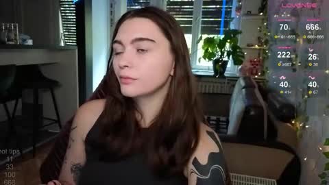 Snapshot of dorfmatratze_ chatting on October 26, 7:36 am Alice online show from October 26, 7:36 am