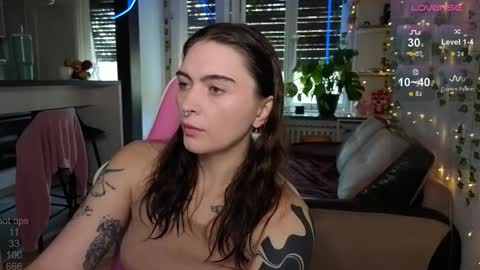 Snapshot of dorfmatratze_ chatting on November 3, 7:20 am Alice online show from November 3, 7:20 am