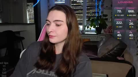 Snapshot of dorfmatratze_ chatting on November 20, 6:57 am Alice online show from November 20, 6:57 am